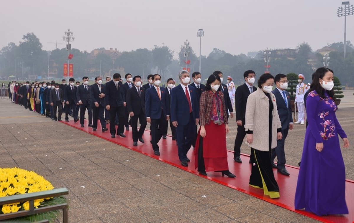 party and state leaders pay tribute to president ho chi minh picture 4