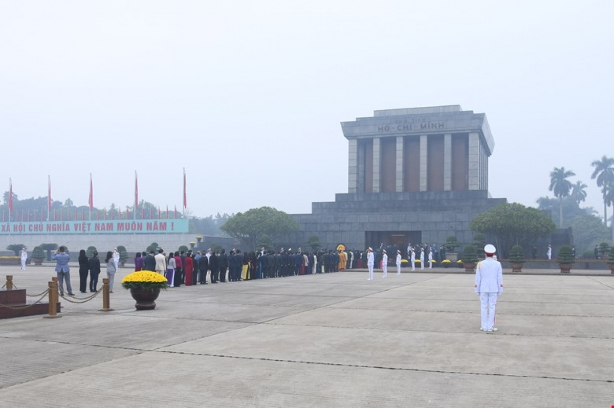 party and state leaders pay tribute to president ho chi minh picture 6
