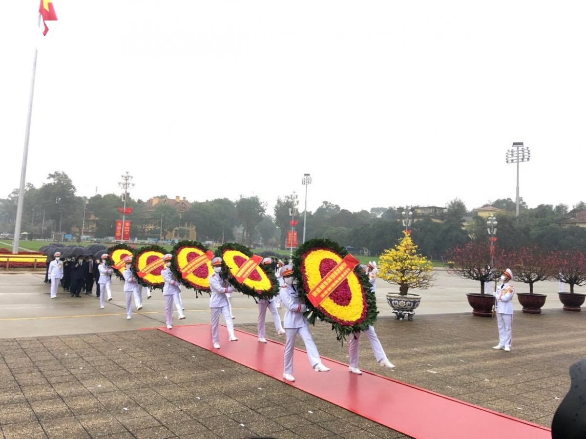 Party and State leaders pay a floral tribute to late President Ho Chi Minh at his mausoleum in Hanoi.