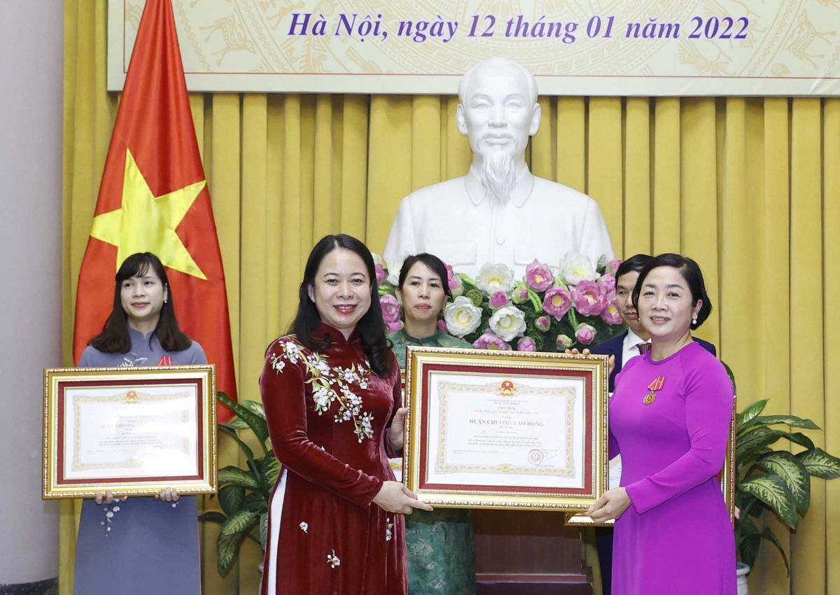 Phó Chủ tịch nước Nguyễn Thị Ánh Xuân trao Huân chương Lao động cho một số cán bộ Văn phòng Chủ tịch nước
