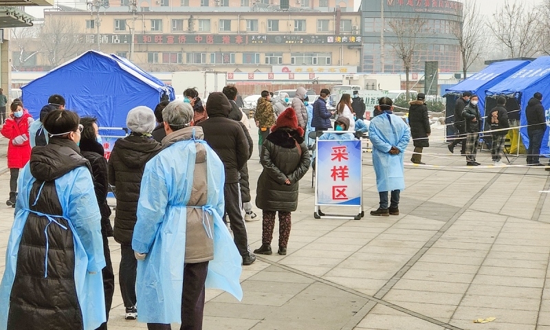 Người dân quận Phong Đài, Bắc Kinh xếp hàng làm xét nghiệm ngày 23/1/2022. Ảnh: cnsphoto