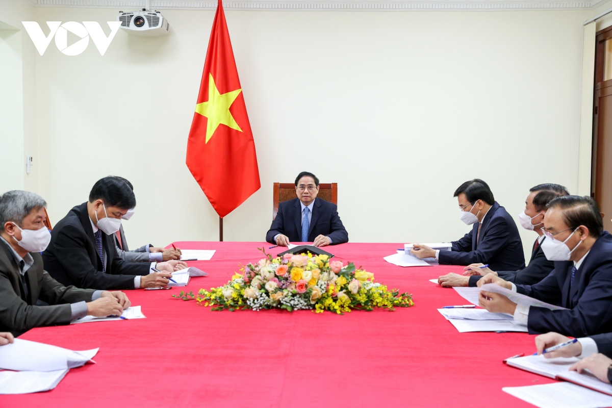 Prime Minister Pham Minh Chinh and other Vietnamese officials during the phone talks with Chinese Premier Li Keqiang.