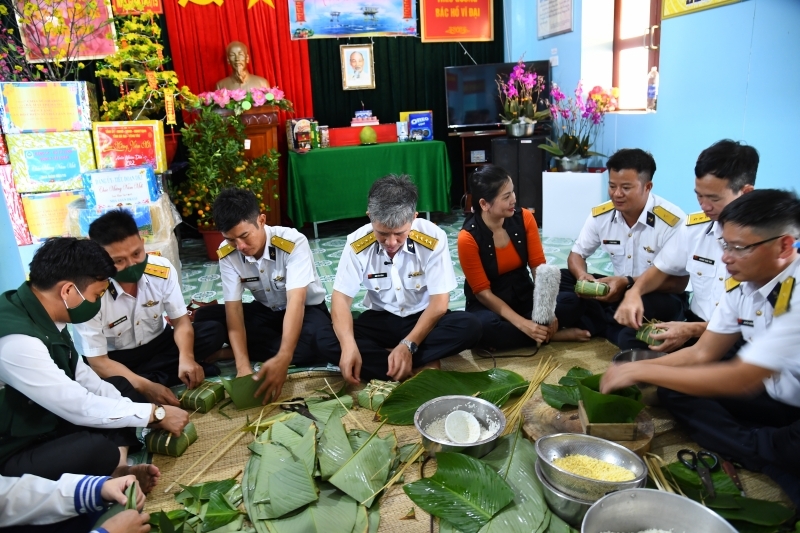 Vùng 2 Hải quân chúc Tết sớm các nhà giàn DK1