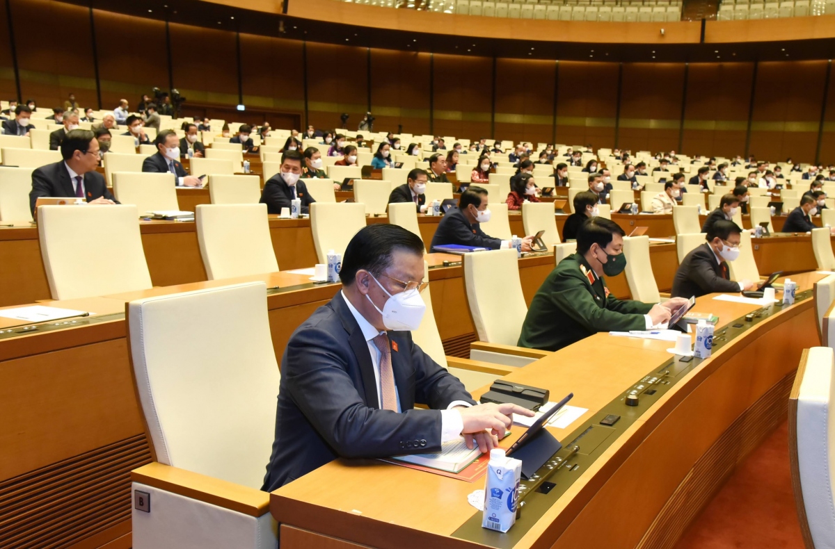 Đại biểu Quốc hội bấm nút thông qua Nghị quyết về chính sách tài khóa, tiền tệ hỗ trợ Chương trình phục hồi và phát triển kinh tế - xã hội.