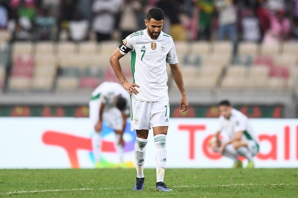Sự thất vọng của Mahrez khi Algeria bị loại ngay vòng bảng AFCON 2021. (Ảnh: Getty). 