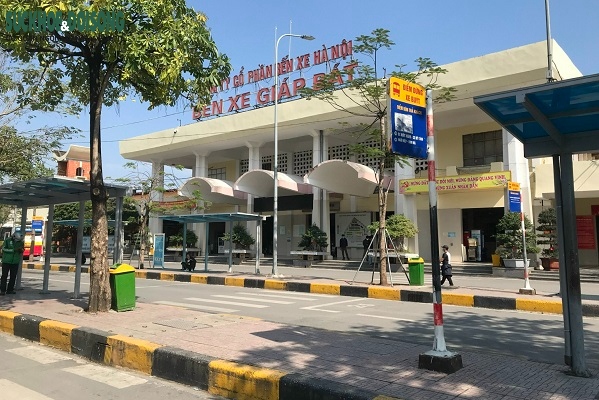A similarly quiet scene is recorded at Giap Bat coach station.