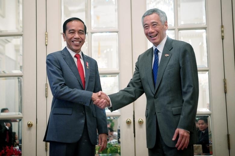 Tổng thống Indonesia Joko Widodo (trái) và Thủ tướng Singapore Lý Hiển Long (phải) tại Hội nghị hẹp cấp cao Singapore - Indonesia năm 2019 (Ảnh: The Straits Times)