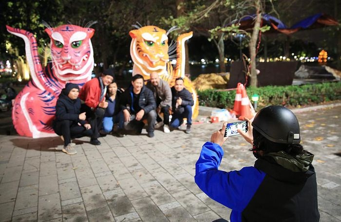 streets of hanoi and hcm city beautified before tet holiday picture 3