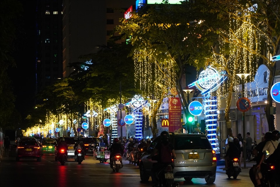 streets of hanoi and hcm city beautified before tet holiday picture 5