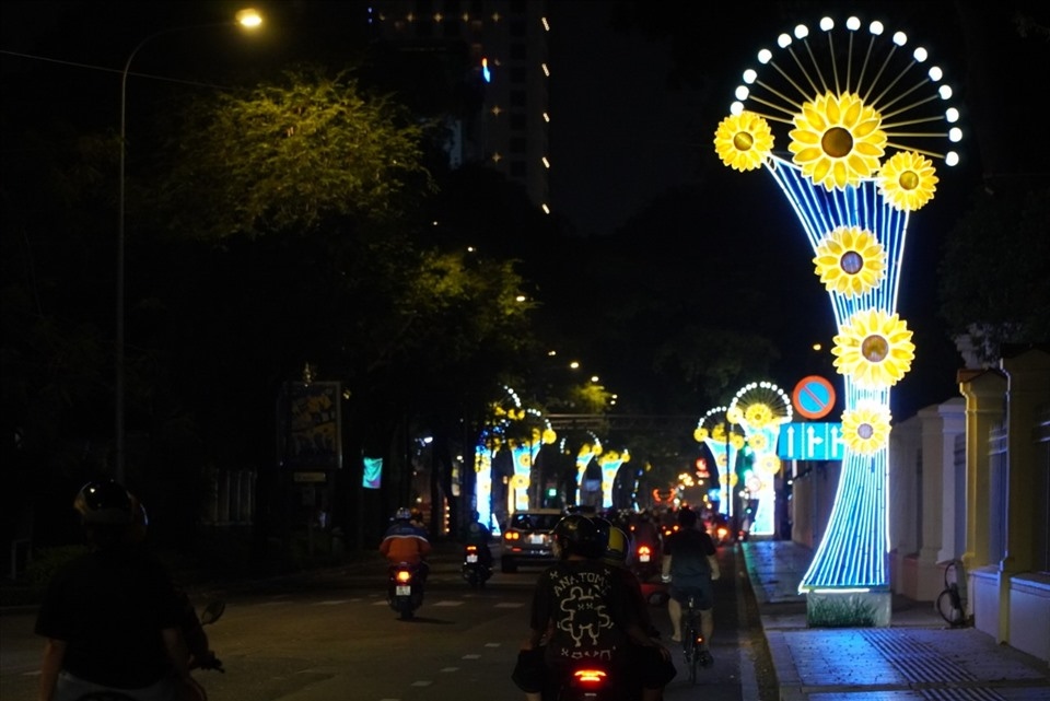 streets of hanoi and hcm city beautified before tet holiday picture 6