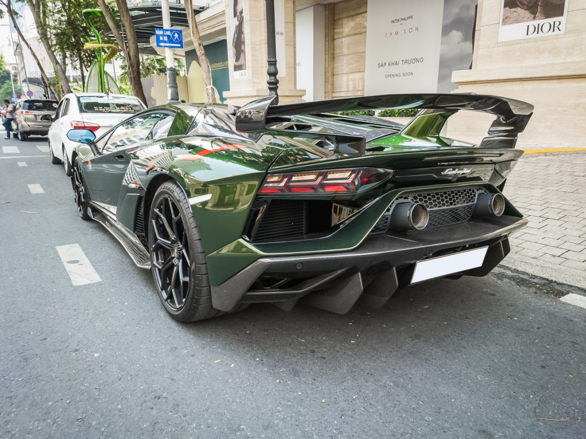 can canh lamborghini aventador svj mau doc tren pho sai gon hinh anh 10