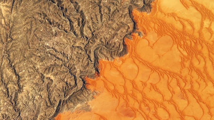 Hình ảnh này được vệ tinh Landsat 8 ghi lại ngày 13/11/2019, cho thấy màu sắc tương phản giữa Biển Cát Namib - sa mạc ven biển duy nhất trên thế giới, bao phủ 26.000 km và rặng núi đá của Công viên Namib-Naukluft. Sa mạc cát này có màu cam đỏ do sự tồn tại của sắt oxide.