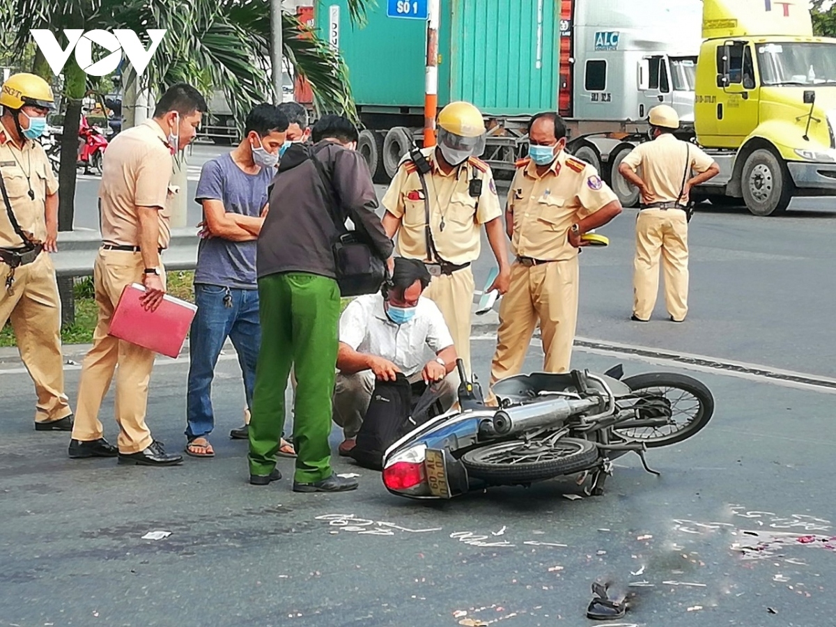 road accidents kill 13 on first day of tet break picture 1