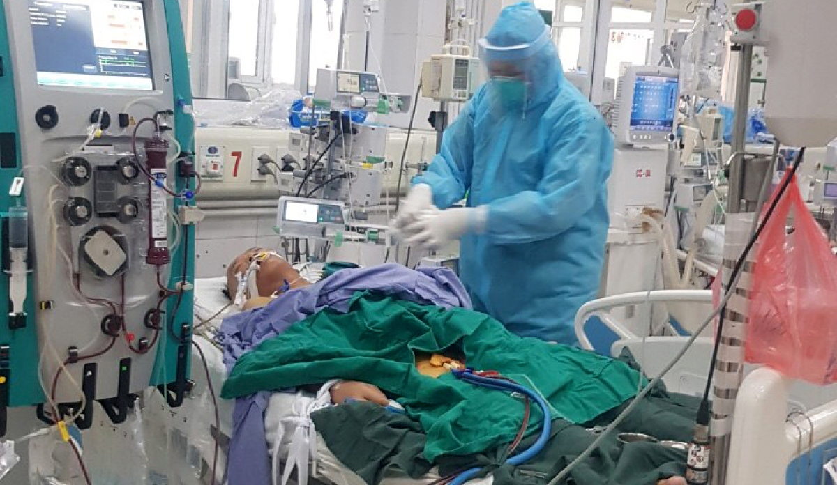 Taking care of a critically ill COVID-19 patient at the Central Hospital for Tropical Diseases in Hanoi.