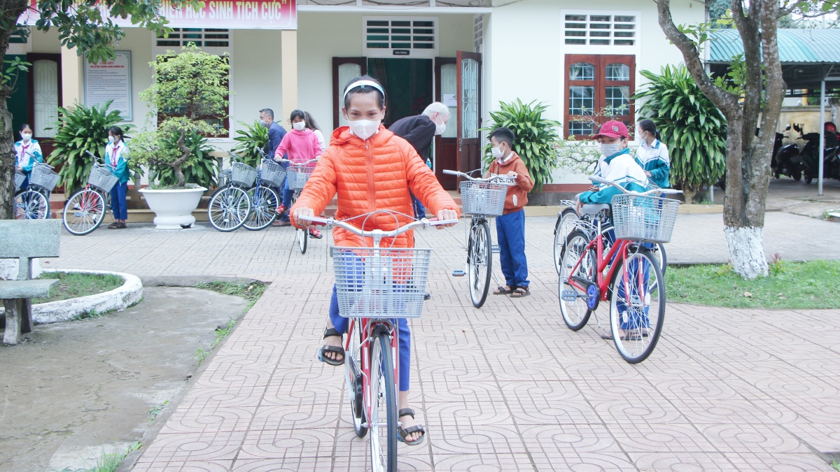 Nguyễn Thị Thùy Trang cùng với các bạn học sinh trường THCS Gio Sơn hào hứng khi lần đầu tiên được trải nghiệm với chiếc xe đạp mới