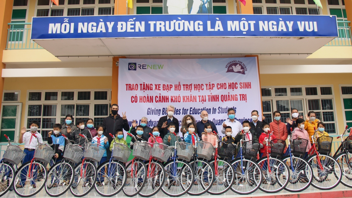 Các thành viên của VFP trao xe đạp mới cho học sinh tiểu học ở xã Cam Thành, huyện Cam Lộ
