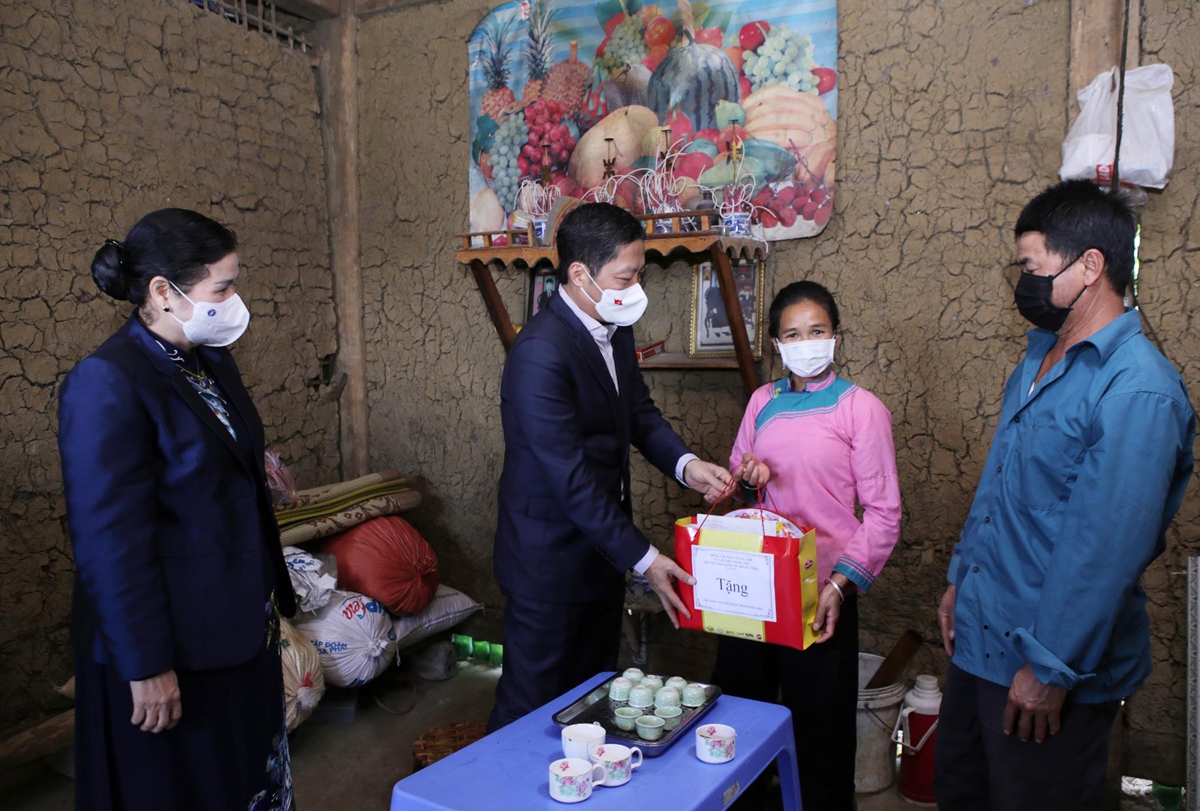 Ông Trần Tuấn Anh thăm, tặng quà hộ gia đình nghèo trên địa bàn thành phố Lai Châu.