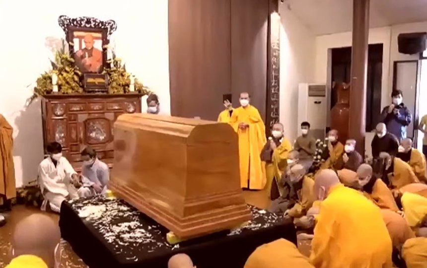 Buddhist monks and nuns pay respect to Zen Master Thich Nhat Hanh at Tu HIeu pagoda. (Photo: Plum Village monastery)
