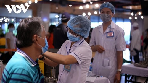 100% người dân Việt Nam từ 18 tuổi trở lên bao phủ ít nhất 1 liều vaccine COVID-19. (Ảnh minh họa)