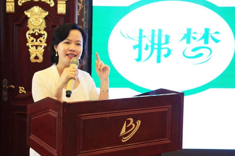 Trà My giới thiệu sản phẩm đệm cao su Việt Nam trước Hội nghị khách hàng tại tỉnh Sơn Đông năm 2017. (Ảnh: nhân vật cung cấp)