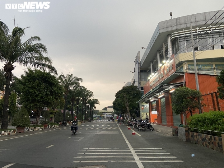 locals rush back to hanoi, hcm city after new year holiday picture 12