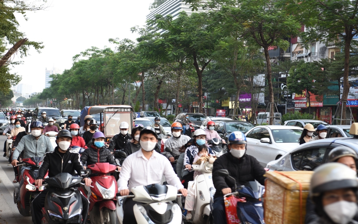 traffic congestion worsens in hanoi due to tet crowds picture 1