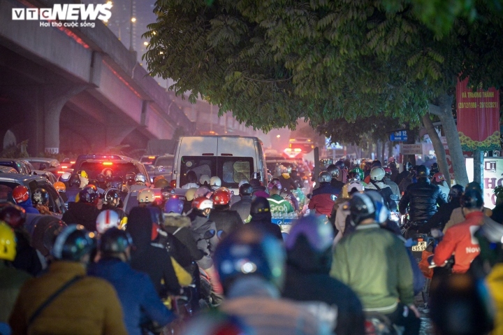 A number of vehicles add to the crowds on Nguyen Xien road, with some vehicles even going onto the sidewalk to get out of the traffic jam.