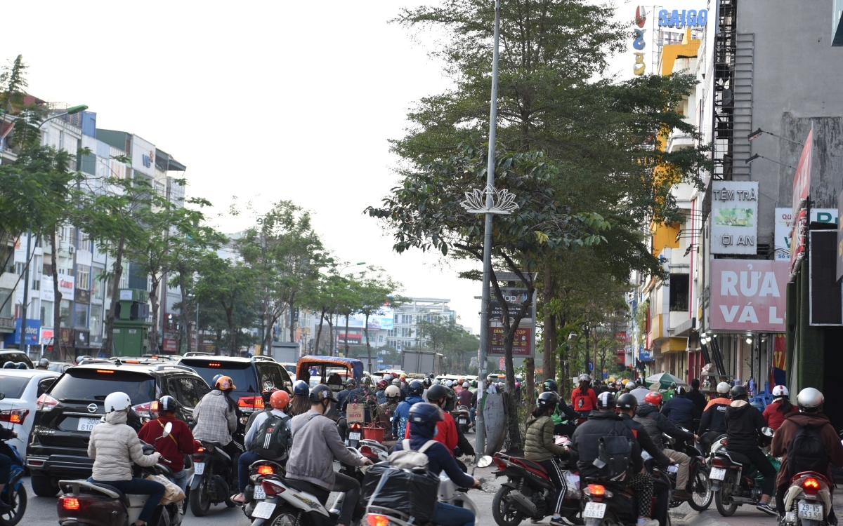 Some commuters are forced to travel on the pavement due to the severe traffic jams.