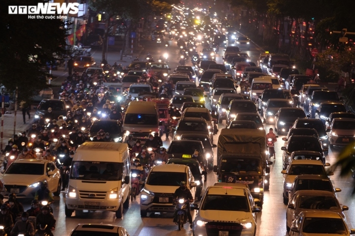 Vehicles move at a snail’s pace at the Xa Dan-Pham Ngoc Thach intersection.