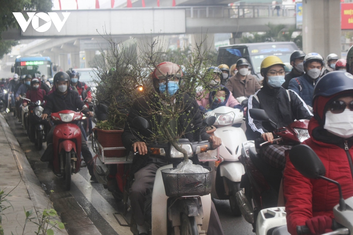 severe traffic congestion hits hanoi streets as tet draws near picture 4