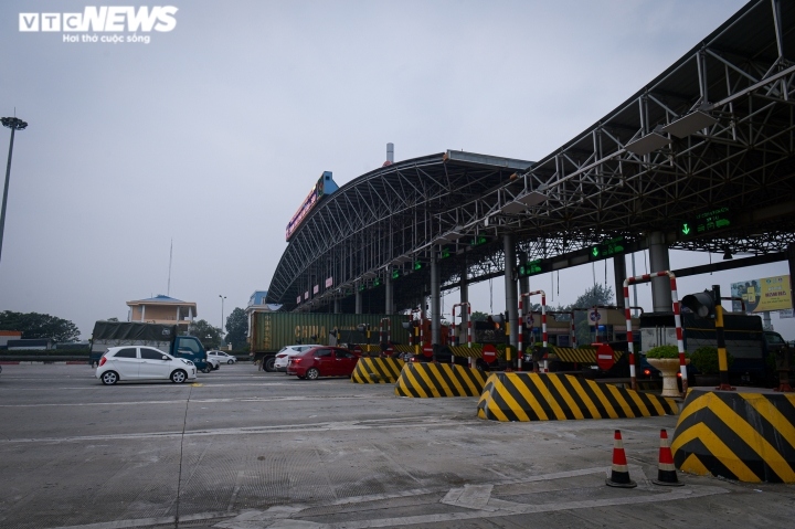 Contrary to the image of prolonged congestion hitting main streets throughout Hanoi, the scene at the Phap Van–Cau Gie expressway toll station on the afternoon of January 3 shows that traffic volume remains sparse.