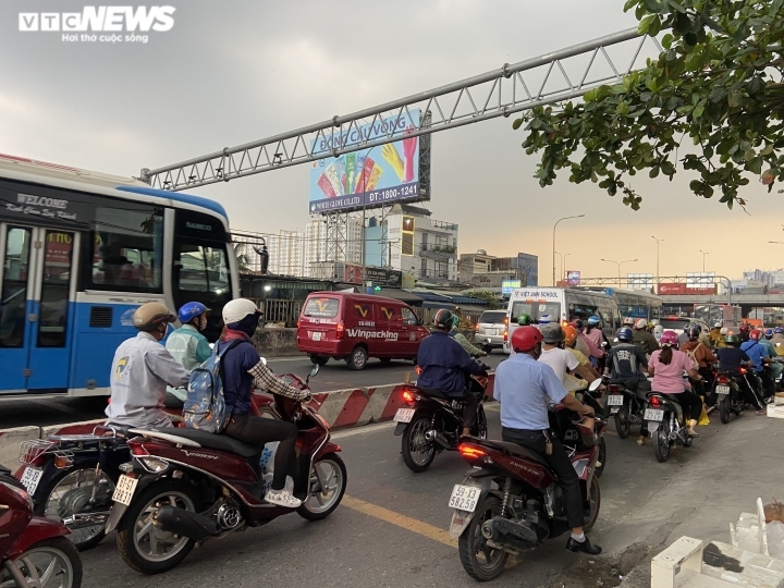 locals rush back to hanoi, hcm city after new year holiday picture 9