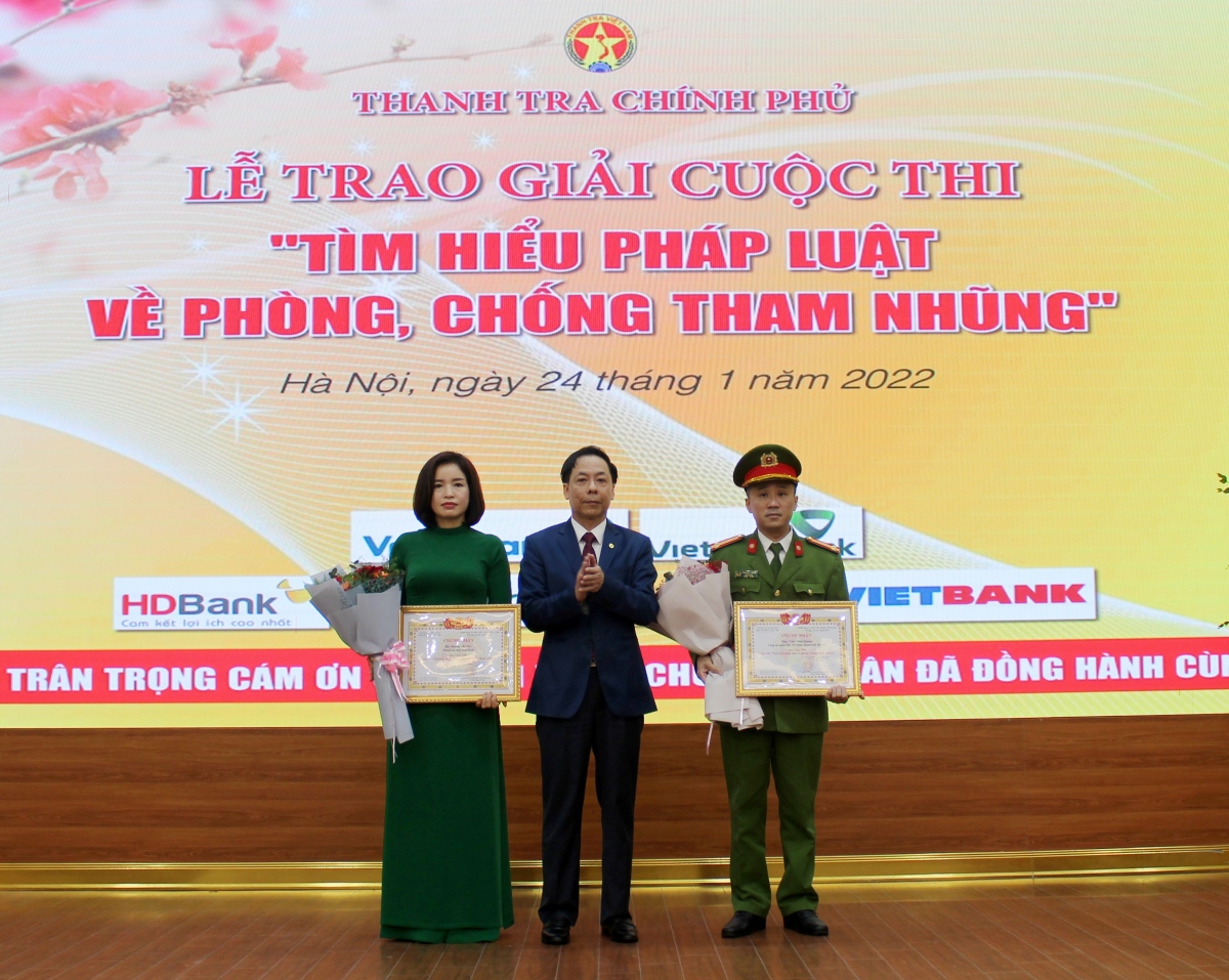 Ông Trần Ngọc Liêm, Phó Tổng Thanh tra Chính phủ, Trưởng Ban Tổ chức trao giải thưởng cho tác giả