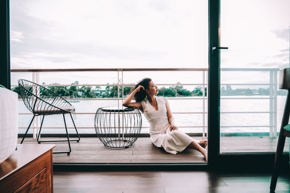 Travel blogger Nhị Đặng trên du thuyền ở miền Tây. (Ảnh: FBNV)