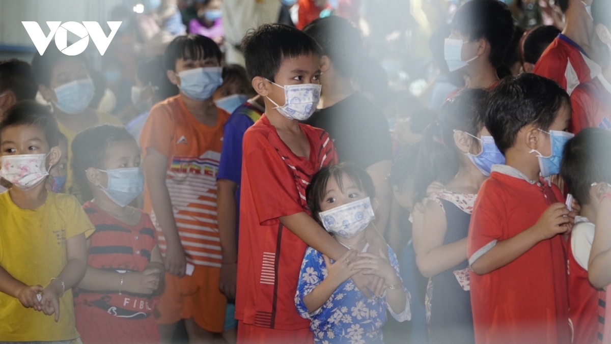 Trẻ em mắc Covid-19 tại Bệnh viện dã chiến số 1 - cơ sở 2, ở thị xã Bến Cát, tỉnh Bình Dương. (Ảnh minh họa)