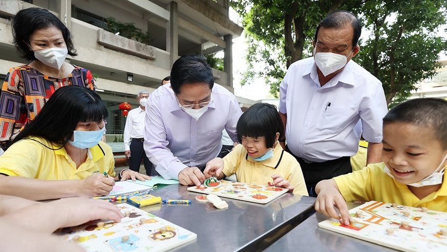 thu tuong cham soc cac chau tan tat mo coi bang tam long cha me hinh anh 1