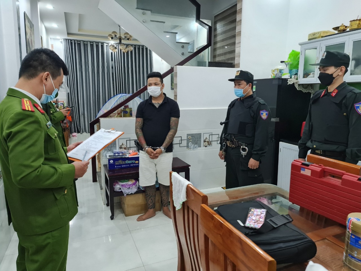 Lực lượng công an bắt giữ đối tượng cầm đầu đường dây Phan Văn Tấn Lộc.