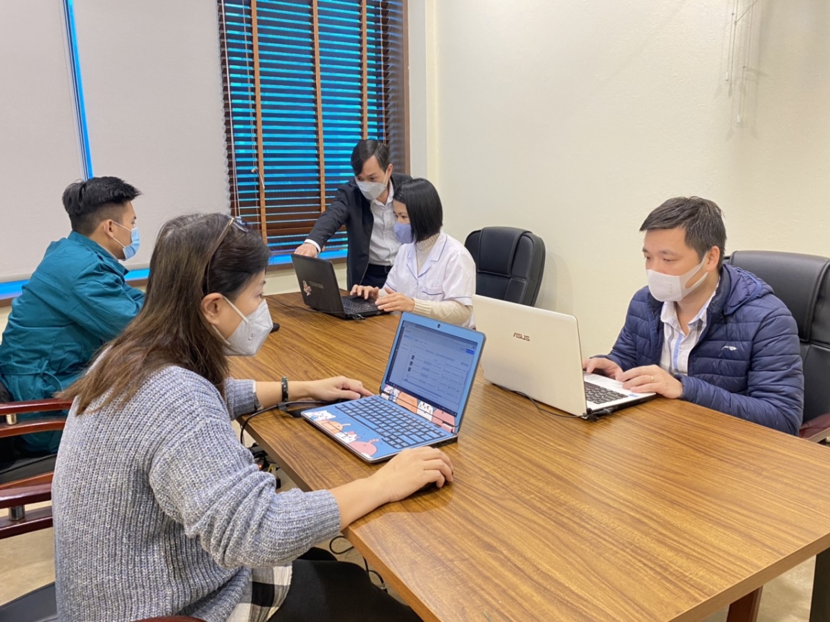 Ông Nguyễn Dân Huy, Chủ tịch UBND phường Trúc Bạch đang cùng các nhân viên y tế và cán bộ phường vận hành mô hình trạm y tế online đầu tiên tại Hà Nội.