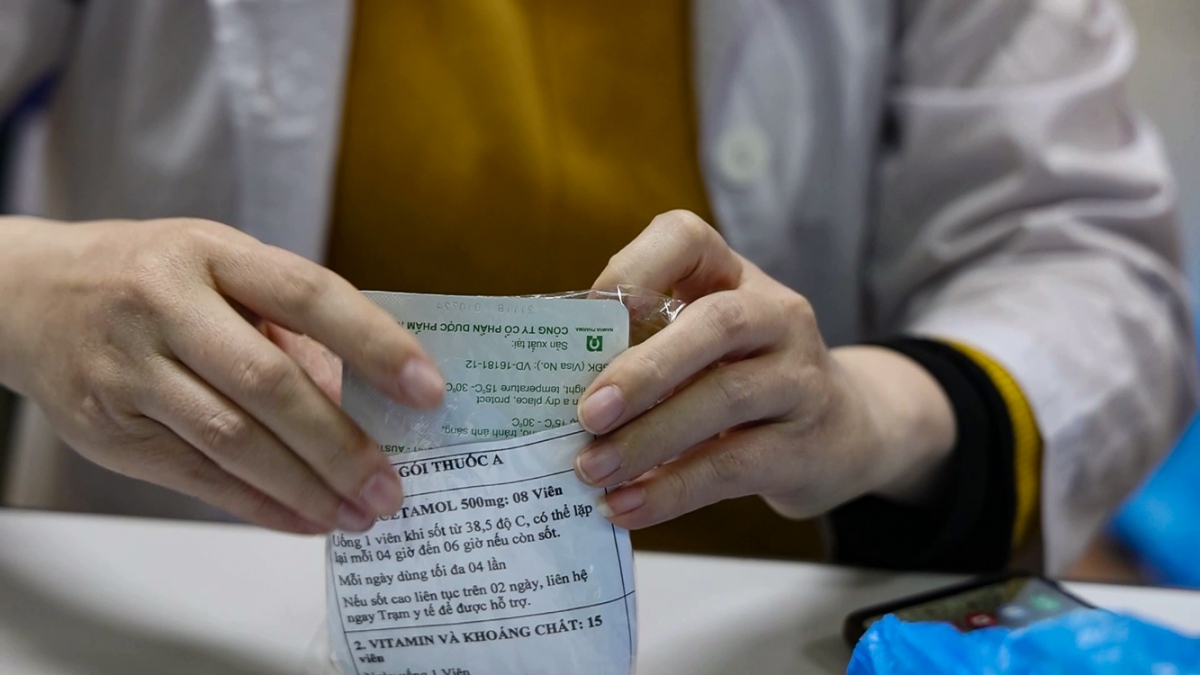 Bác sĩ Chu Thị Hợp, thành viên của trạm y tế online phường Trúc Bạch đang chuẩn bị các gói thuốc hỗ trợ F0 điều trị tại nhà.