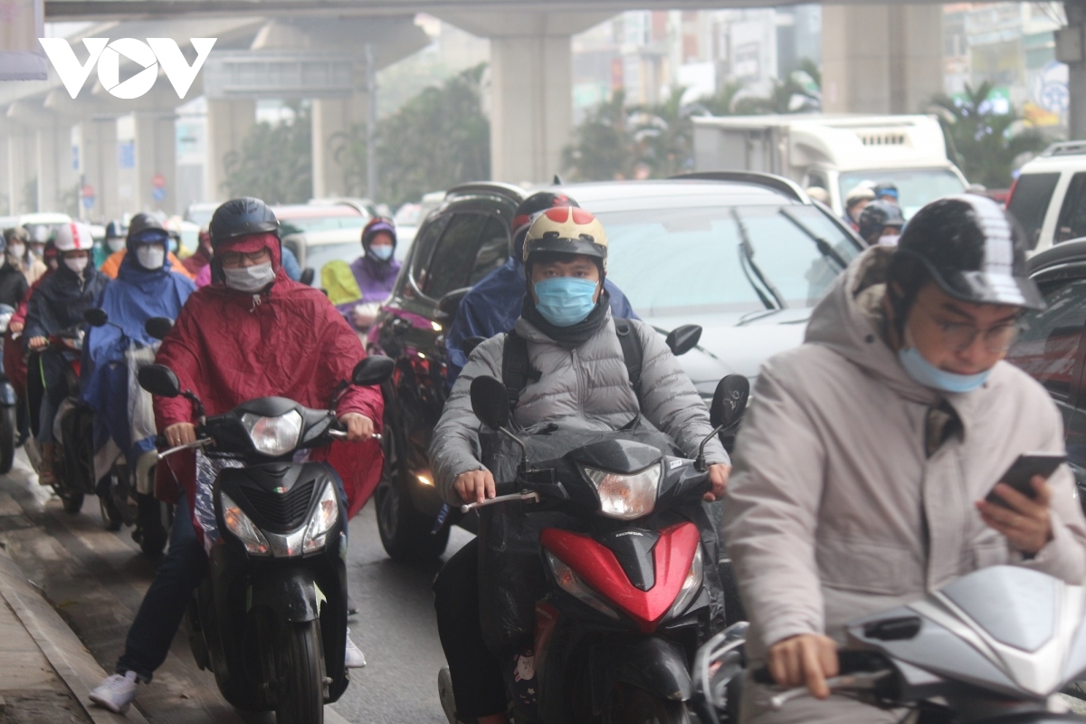 first working day after tet leaves crowded streets throughout hanoi picture 10