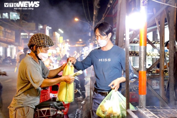 ngay via than tai, quan ca nuong gan 5.000 con ca loc de ban hinh anh 10