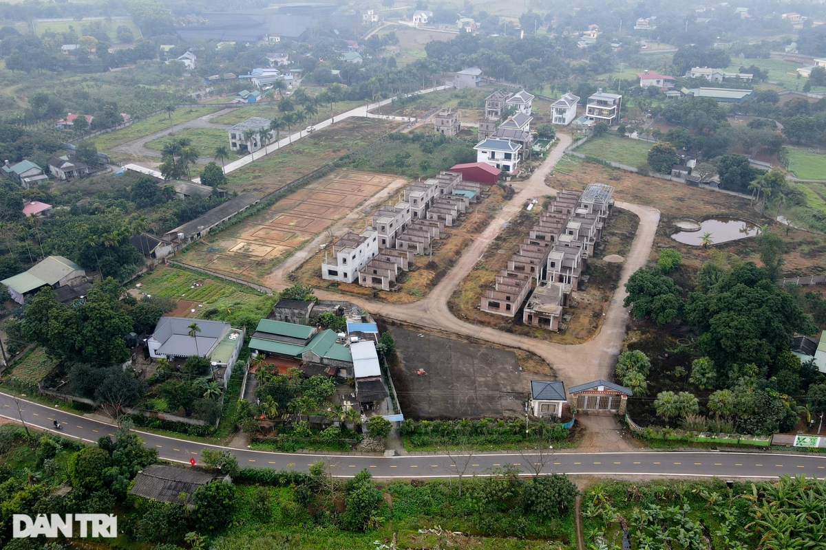 Tương tự, "dự án ma" Green Oasis Villas tại xóm Đồng Sầm, xã Nhuận Trạch, huyện Lương Sơn đang tồn tại với quy mô lớn.