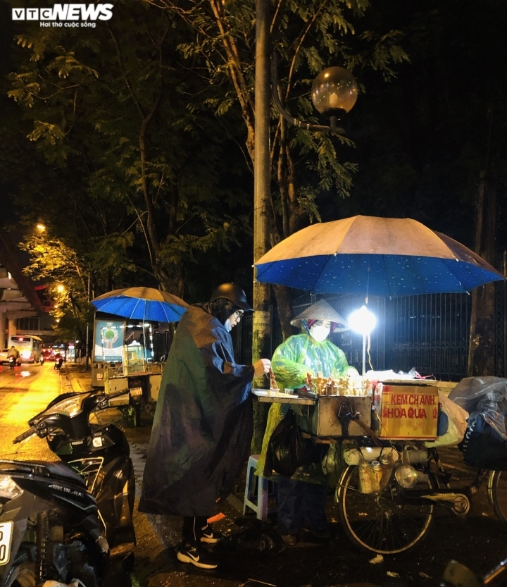 nguoi lao dong co ro muu sinh trong dem lanh thau xuong o ha noi hinh anh 10