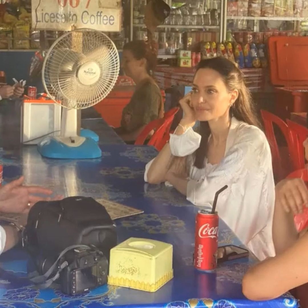 angelina jolie di xe tuk tuk, ngoi quan via he o campuchia hinh anh 3