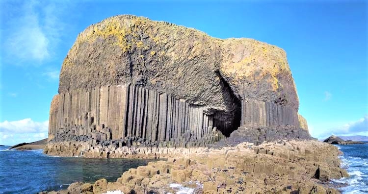 Hang động Fingal, Scotland: Nằm ở hòn đảo không có người ở Staffa, Inner Hebrides, Scotland, hang động Fingal được biết đến với hệ thống âm thanh tự nhiên được hỗ trợ bởi mái vòm của nó. Fingal được cấu thành hoàn toàn bằng các cột đá bazan hình lục giác giống như Cột đá ở Bắc Ireland. Các cột đá bazan này được hình thành do quá trình làm lạnh và áp suất xảy ra khi dung nham gặp nước biển. Fingal được tái phát hiện vào năm 1772 và đã thu hút rất nhiều khách du lịch kể từ đó.