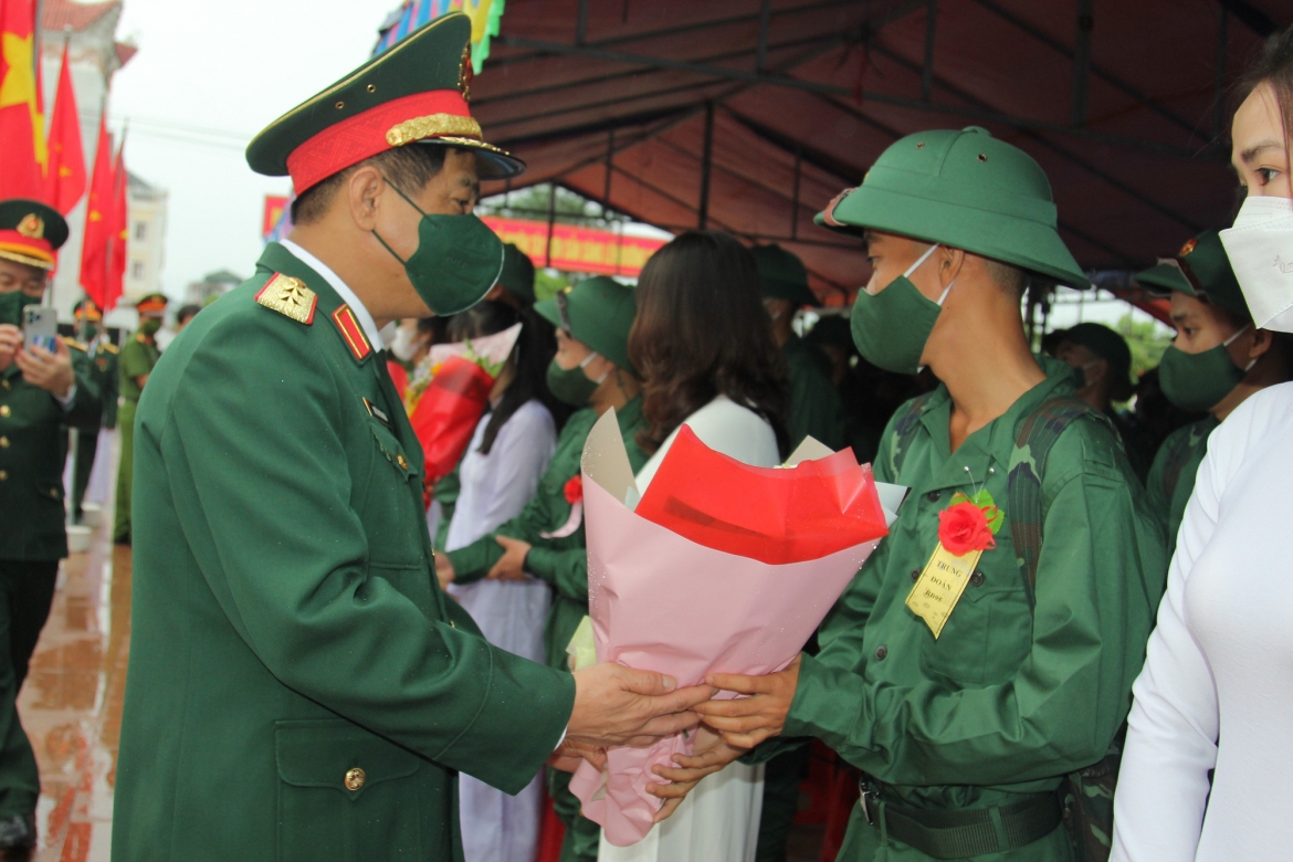 Hơn 2 vạn thanh niên Quân khu 5 hăng hái lên đường nhập ngũ