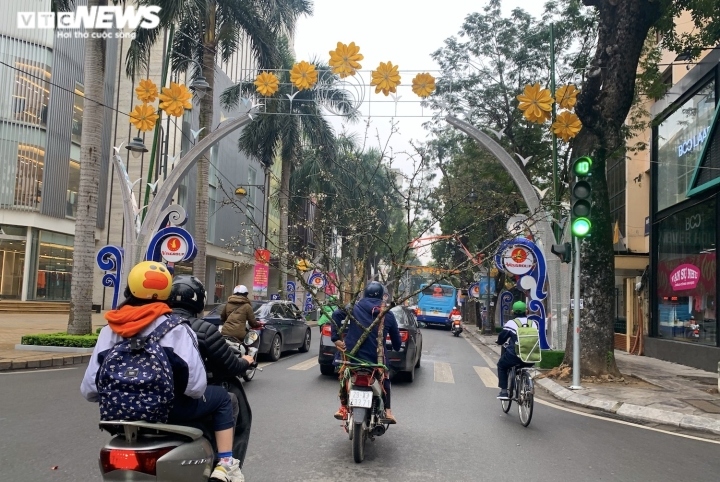 Những cành hoa lê được vận chuyển qua các con phố, giao đến tận tay khách hàng, gợi nhớ đến không khí Tết còn vương vấn.