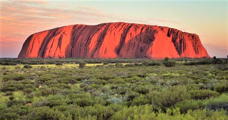 Uluru, Australia: Uluru là một tảng đá sa thạch nguyên khối khổng lồ nằm cách thị trấn Alice Springs (phía nam của Bắc Australia) 334 km. Nó được cấu tạo từ sa thạch arkosic, nằm giữa sa mạc và cao hơn mực nước biển 860m, được nhà thám hiểm Ernest Giles phát hiện lần đầu tiên năm 1872. Một trong nét độc đáo là màu sắc của của tảng đá thay đổi theo vị trí của Mặt Trời. Lúc hoàng hôn nó có màu đỏ cam. Đây là một địa danh nổi tiếng kể từ những năm 1930 và được UNESCO công nhận là Di sản Thế giới vào năm 1987.