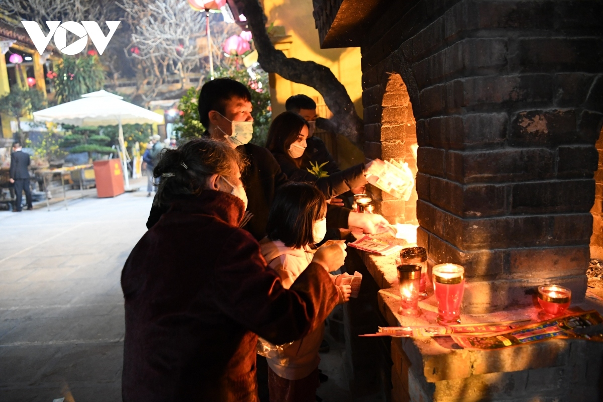 hanoians visit pagodas on lunar new year s eve picture 11