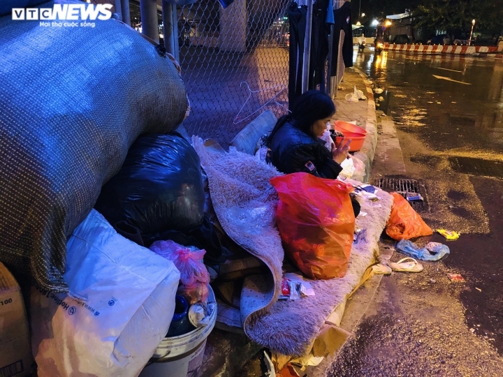 nguoi lao dong co ro muu sinh trong dem lanh thau xuong o ha noi hinh anh 12